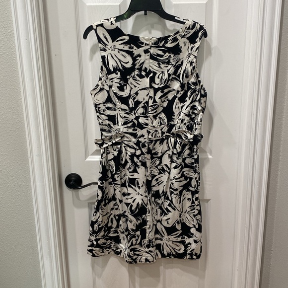 Casual Abstract Black & White Dress - Picture 2 of 3